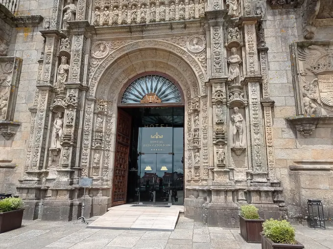 Fachada del Hostal Reis Cat&oacute;licos situado en Galicia