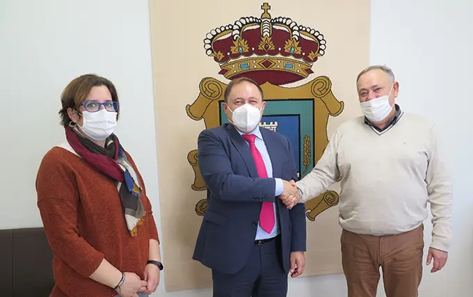 Representantes do concello logo da firma do acordo coa Fundaci&oacute;n "la Caixa"
