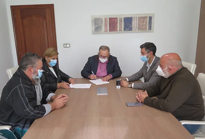Momento da sinatura do novo contrato de Aspaber  co Concello da Laracha