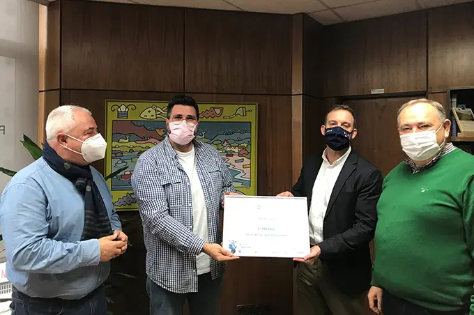 Momento da entrega do premio ao CEIP de Cai&oacute;n