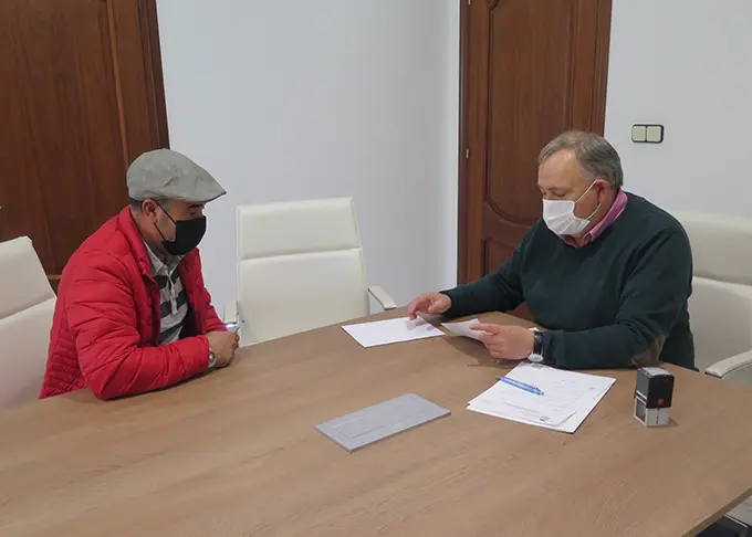 A firma do convenio foi onte na casa do Concello da Laracha