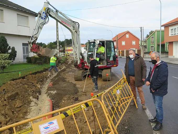 O alcalde, Jos&eacute; Manuel L&oacute;pez Varela, e o concelleiro de Obras P&uacute;blicas, Jes&uacute;s Souto visitaron as obras na estrada