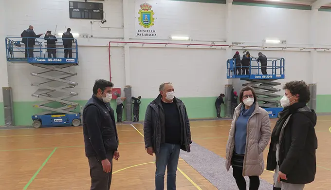 O alcalde e a concelleira de Emprego xunto a directora do obradoiro e o mestre da especialidade de pintura