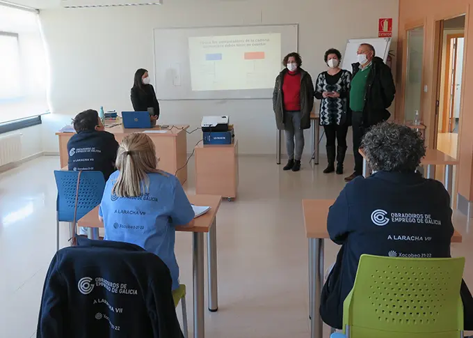 As alumnas recibiron a visita do alcalde da Laracha, da concelleira Roc&iacute;o L&oacute;pez e a directora do Obradoiro
