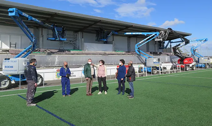 Traballos no campo de f&uacute;tbol de Paiosaco