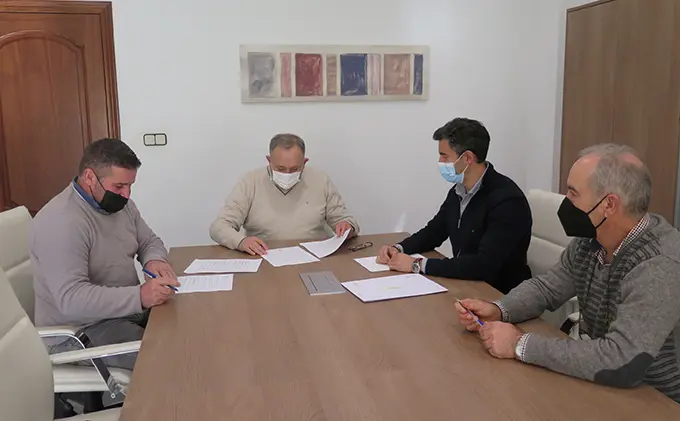 Momento da formalizaci&oacute;n do contrato para construir o Skatepark na Laracha