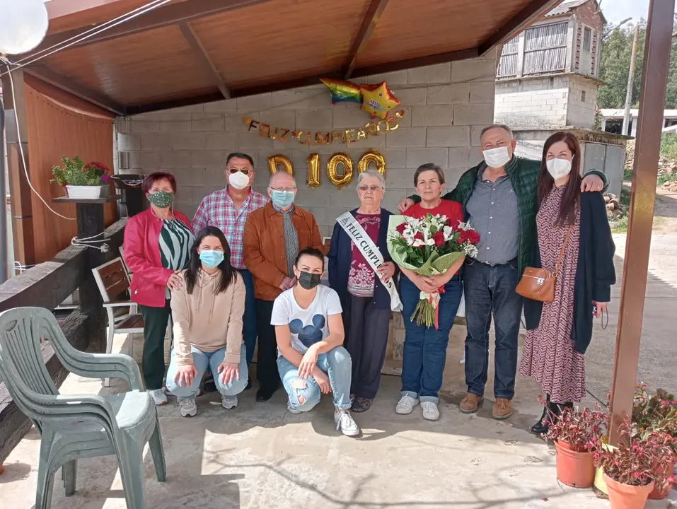 A se&ntilde;ora Dorinda xunto a s&uacute;a familia e membros da corporaci&oacute;n municipal na s&uacute;a casa