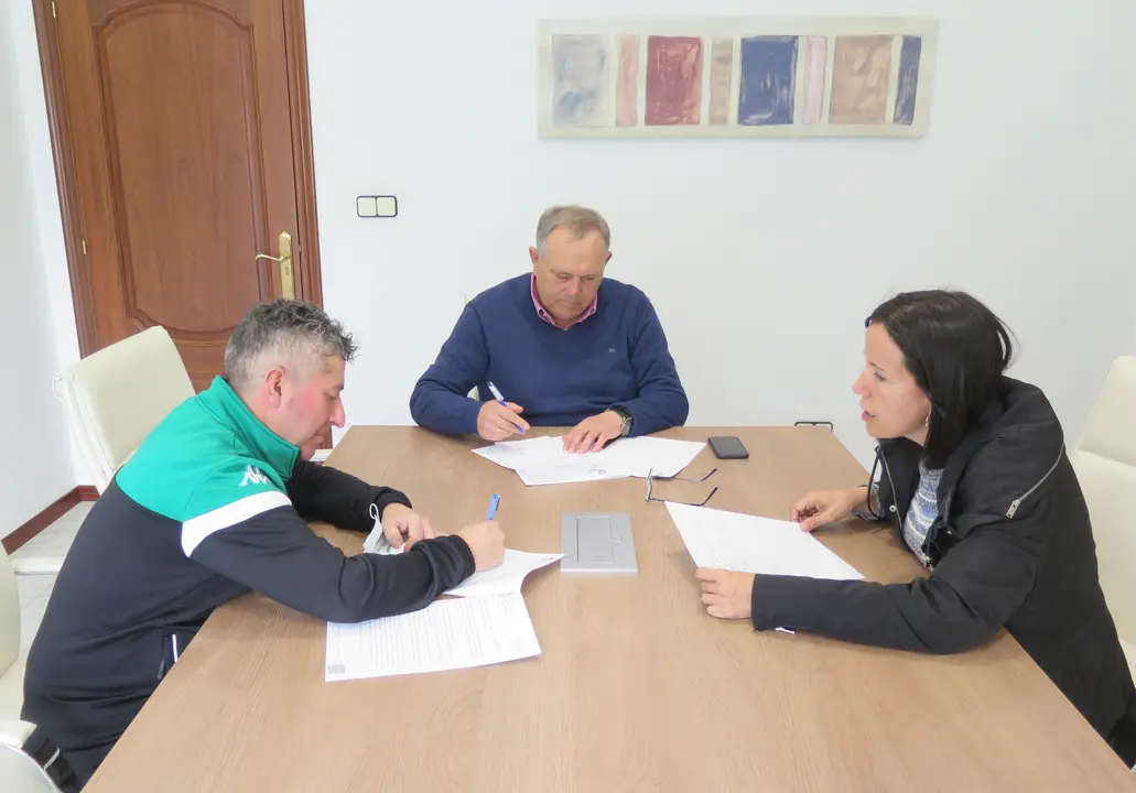Sinatura do convenio de colaboraci&oacute;n onte no Concello da Laracha
