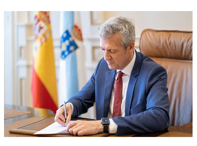 O presidente da Xunta de Galicia, Alfonso Rueda, asina o decreto de formaci&oacute;n do Goberno galego. Pazo de Raxoi. 15/05/22