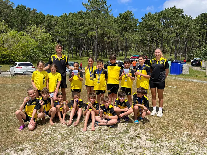 Deportistas xunto aos entrenadores do club SAL en Balar&eacute;s, Ponteceso