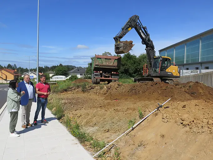 Obras no parque de pati&ntilde;axe no centro do Concello da Laracha