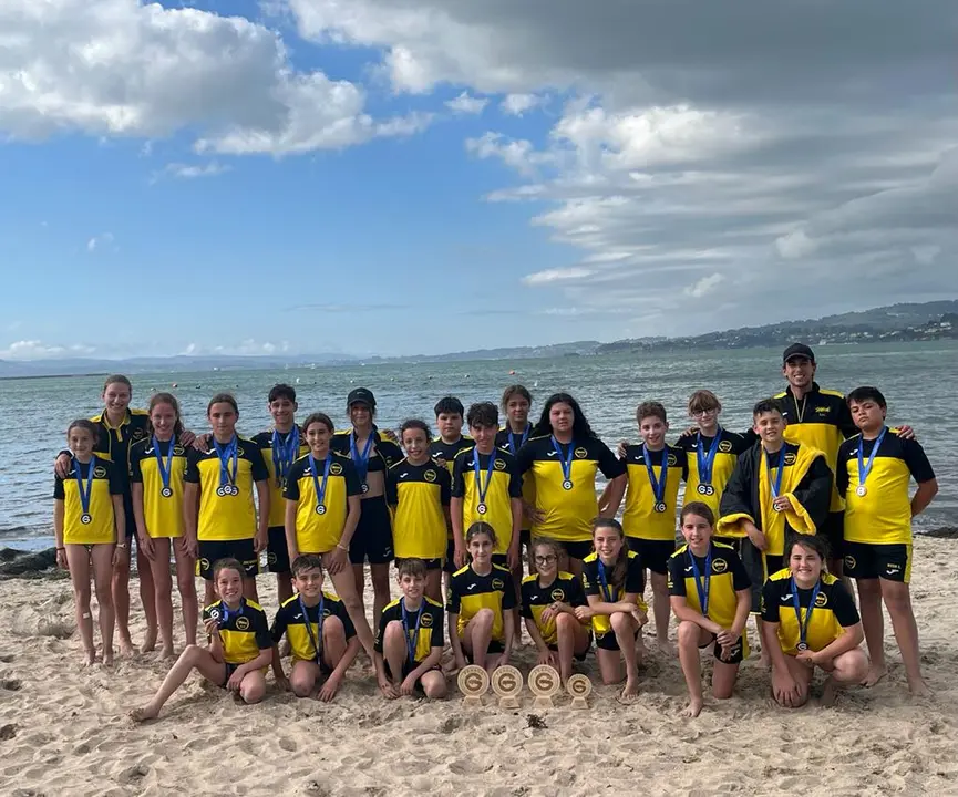 Deportistas do club SAL na praia de Gandar&iacute;o 