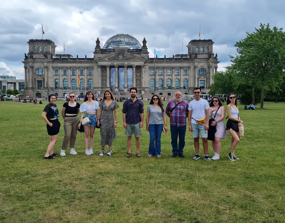 Visita dos mozos larachenses a distintos puntos de Berl&iacute;n