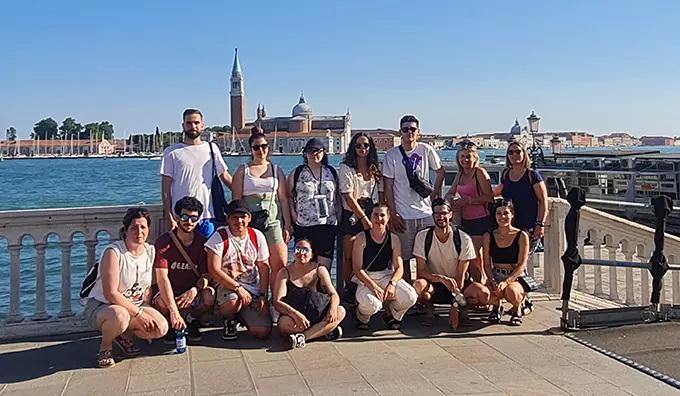 Integrantes do programa xuvenil e monitoras en Venecia