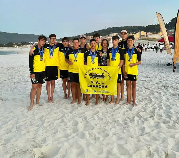 Deportistas do SAL en praia de Laxe