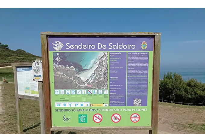 Sendeiro con bandeira azul en Cai&oacute;n