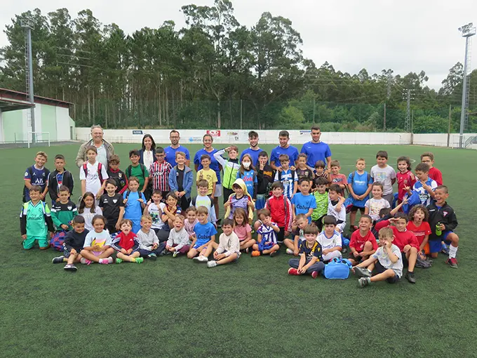 Actividades no campo de f&uacute;tbol da Laracha