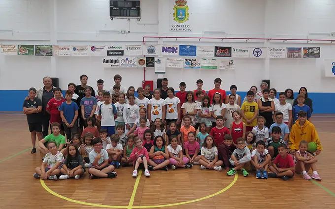 Participantes do campus de baloncesto no concello da Laracha