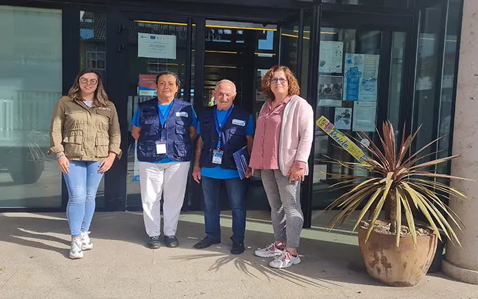 Voluntarios do programa "Axudoche" xunto &aacute; concelleira de Servizos Sociais, Roc&iacute;o L&oacute;pez, e Mari Carmen Ameijeiras, t&eacute;cnica de servizos sociais