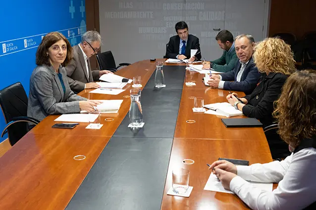 A conselleira de Medio Ambiente, Territorio e Vivenda, &Aacute;ngeles V&aacute;zquez, reuniose co alcalde da Laracha. Foto xo&aacute;n crespo