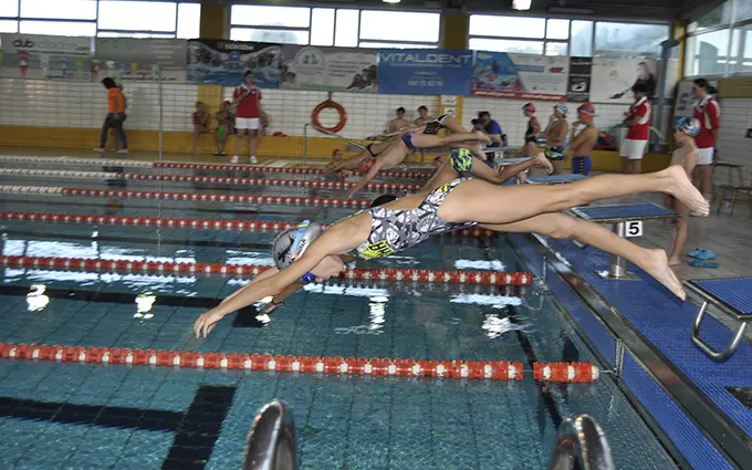 Coa s&uacute;a primeira edici&oacute;n no ano 1992, o Memorial Carlos Servando &eacute; o evento pioneiro do salvamento deportivo en Galicia