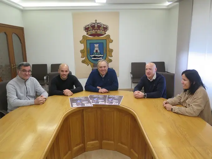 O alcalde, Jos&eacute; Manuel L&oacute;pez Varela, e representantes do club Laracha en D&uacute;as Rodas, presentaron o Trail Mosteiro de Soandres que se celebra o 22 de xaneiro