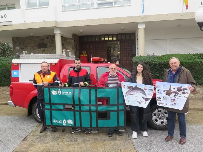 O material foi achegado por Mar&iacute;a Becerra, voluntaria da ONG, que foi
recibida no Concello polo alcalde, Jos&eacute; Manuel L&oacute;pez Varela, os ed&iacute;s Jos&eacute;
Ram&oacute;n Mart&iacute;nez Barbeito e Pablo Camb&oacute;n e voluntarios da Agrupaci&oacute;n de
Protecci&oacute;n Civil da Laracha. Fonte foto: Concello da Laracha