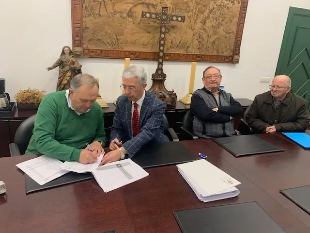 O convenio foi rubricado polo alcalde, Jos&eacute; Manuel L&oacute;pez Varela, e D. Fernando Barros
Fornos, ec&oacute;nomo diocesano. Foto: Concello da Laracha