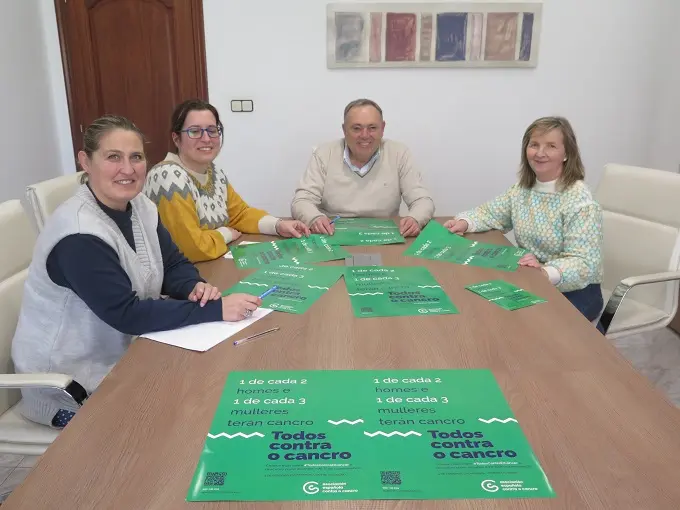 Na todo, a presidente da Xunta Local da Laracha da AECC, Maica Posse,
acompa&ntilde;ada por Roc&iacute;o L&oacute;pez e Bel&eacute;n Cabeza, membros da directiva da
entidade
