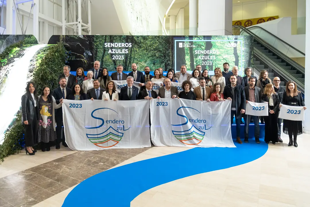 Foto do acto da recollida da bandeira do Sendeiro de Saldoiro de Cai&oacute;n polo Alcalde.