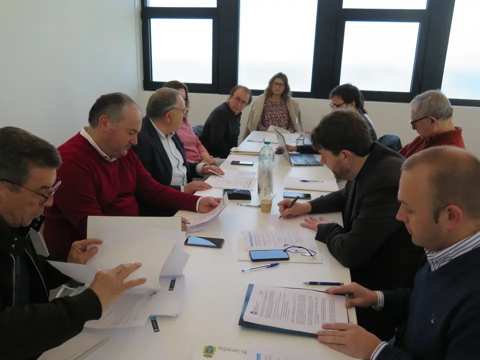 Reuni&oacute;n de los alcaldes y los representantes de los municipios colindantes.