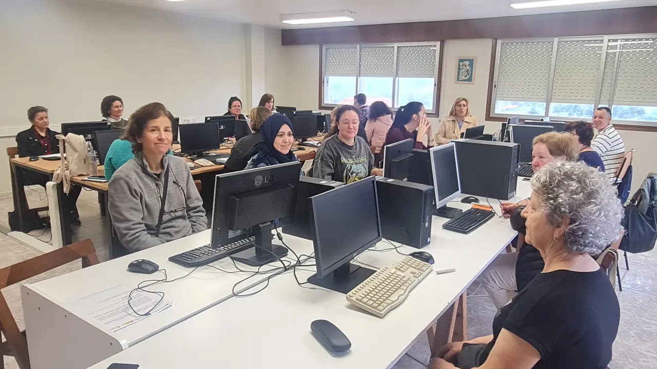 Curso de competencias dixitais para mulleres desempregadas.