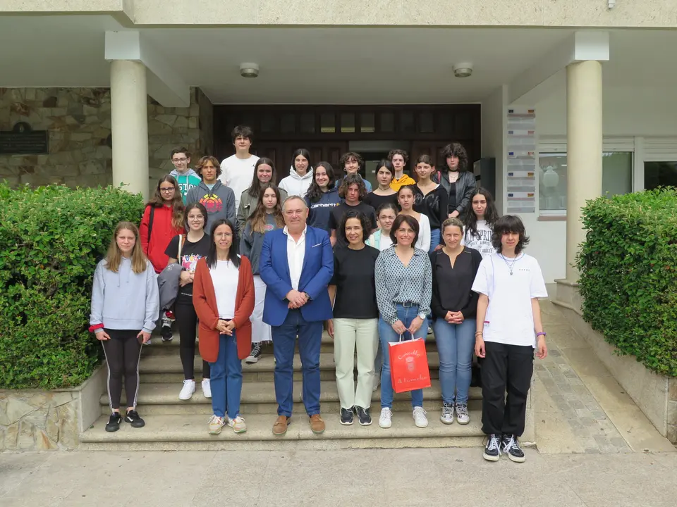 Os alumnos de Les Sables d&rsquo;Olonne co alcalde da Laracha.