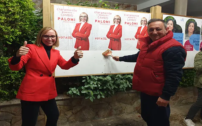 Palomi Rodr&iacute;guez na pegada de carteles ao inicio da campa&ntilde;a
