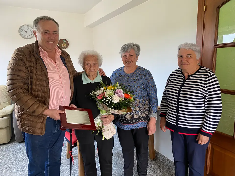O alcalde, Jos&eacute; Manuel L&oacute;pez Varela, xunto a Asunci&oacute;n Varela, a s&uacute;a filla Pura Verd&iacute;a e Carmen, unha das s&uacute;as sobri&ntilde;as.
