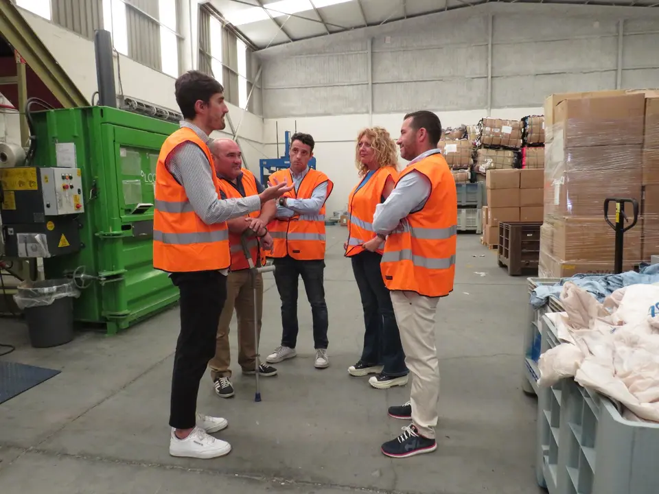Visita de la gerente de SEA, Beatriz Sestayo, a la empresa "Coleo Recycling".