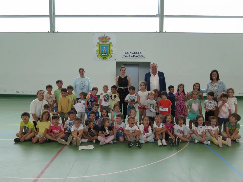 Participantes do campamento urbano no pavill&oacute;n do IES Agra de Lebor&iacute;s.