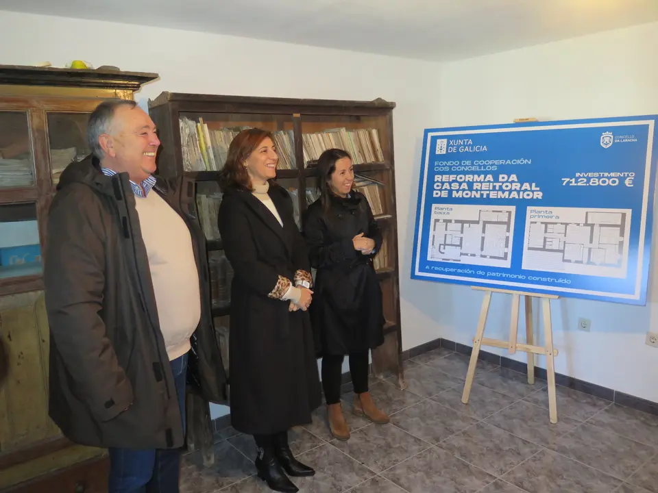 O alcalde e a vicepresidenta segunda da Xunta na presentaci&oacute;n do proxecto de rehabilitaci&oacute;n da casa reitoral de Montemaior.