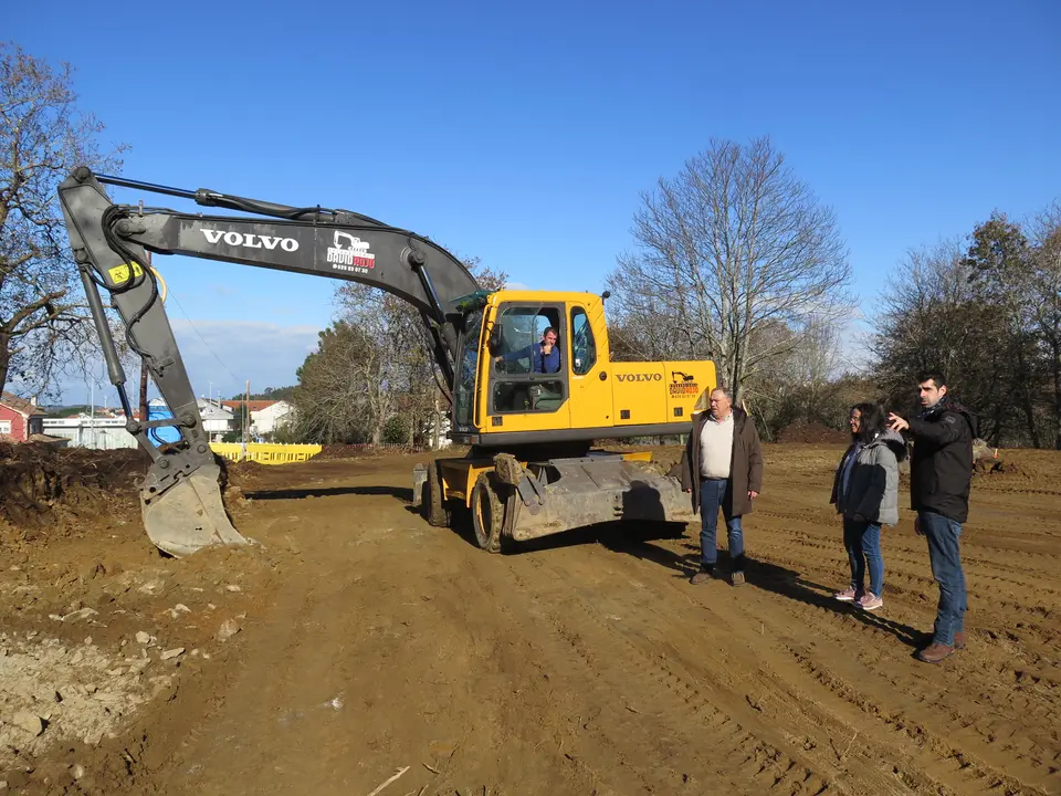 Obras de construci&oacute;n da nova pista polideportiva de Paiosaco.