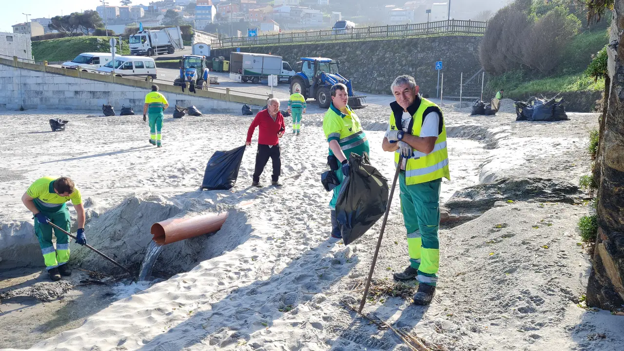 Acondicionamento da praia de Caión de cara a Semana Santa.