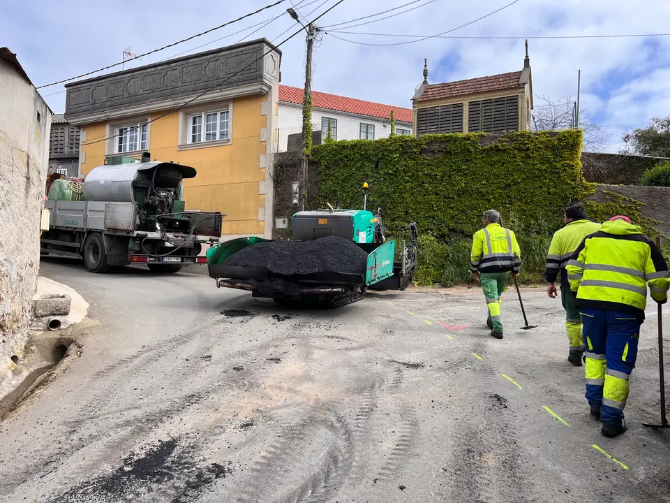 Obras da estrada no n&uacute;cleo de A Fonta&iacute;&ntilde;a, en Lemaio.