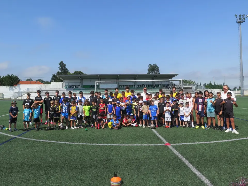 Os dous grupos do campus de f&uacute;tbol recibiron a visita do
alcalde, Jos&eacute; Manuel L&oacute;pez Varela, e da concelleira de Deportes, Patricia
Bello (foto: Concello da Laracha)