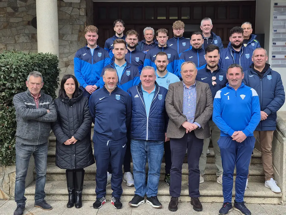 O alcalde recibe no Concello ao F&uacute;tbol Club Galicia de Berna.