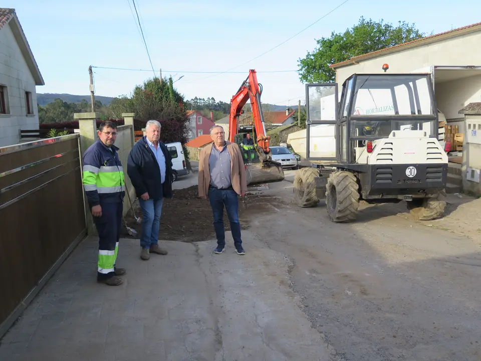 O Concello ampl&iacute;a a calzada e renova o pavimento no n&uacute;cleo da Pedra de Coiro.