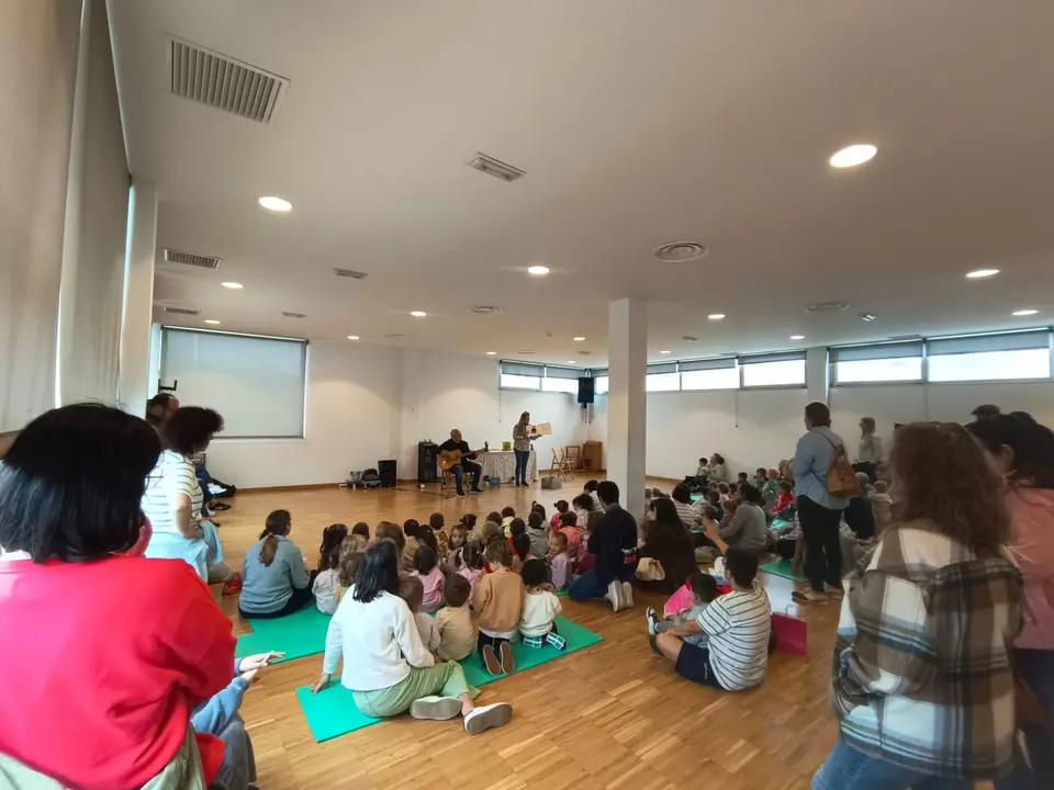 Visita da escola infantil "A Gali&ntilde;a Azul" &aacute; biblioteca municipal da Laracha.