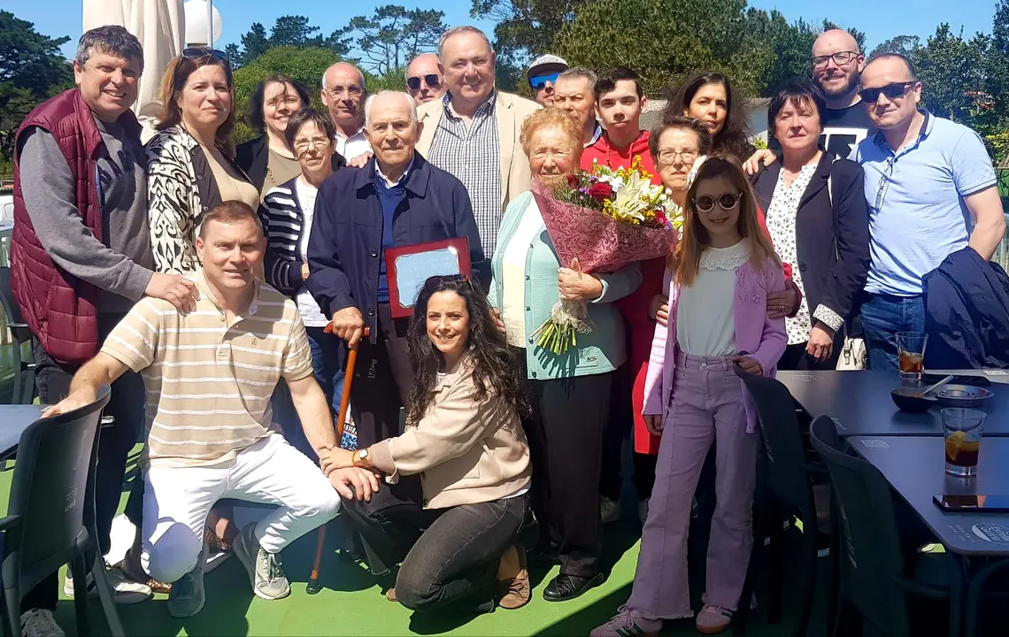 Marcelino S&aacute;nchez Blanco recibe la felicitaci&oacute;n del alcalde polo seu 100 aniversario.