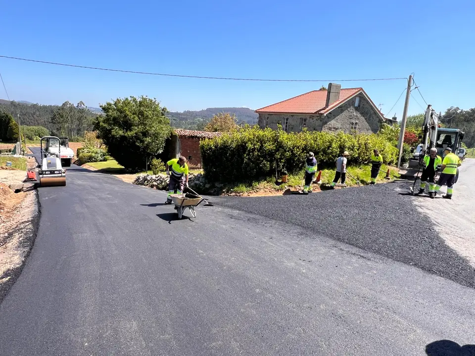 Obras de mellora na estrada no n&uacute;cleo da Fraga, na parroquia de Vila&ntilde;o.
