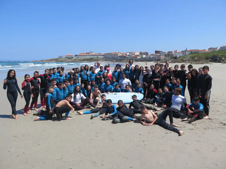 O alumnado de 5&ordm; e 6&ordm; do CEIP Otero Pedraio participou na fase pr&aacute;ctica na praia de Cai&oacute;n