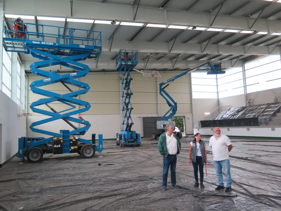 O obradoiro de emprego "A Laracha IX" interv&eacute;n no pavill&oacute;n do IES Agra de Lebor&iacute;s.