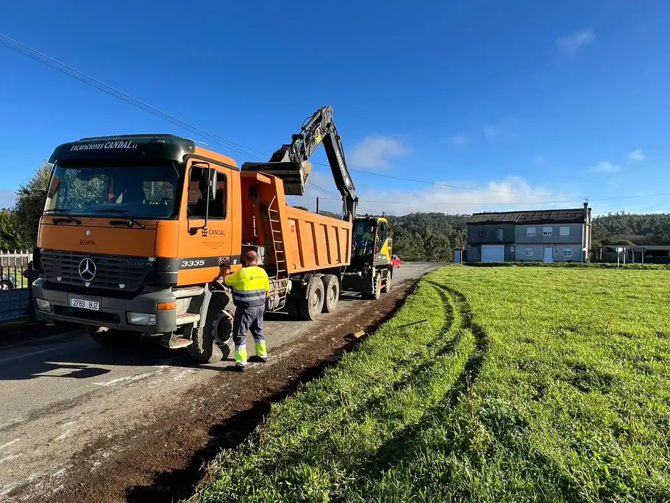 En marcha las obras de mejora de la carretera entre O Lorteiro y Goexe.